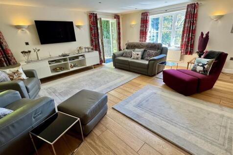 Open Plan Lounge/Dining Area