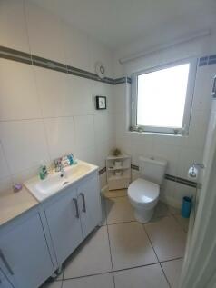 FITTED CLOAKROOM 