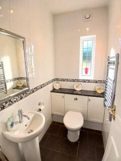 FITTED CLOAKROOM 