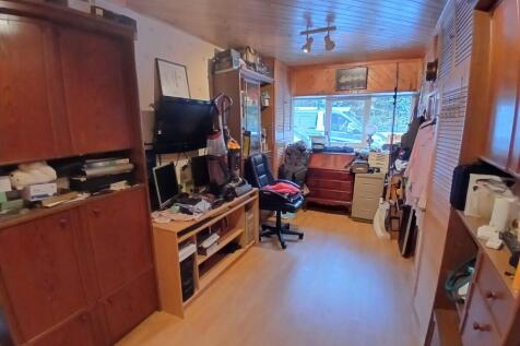 HOBBIES ROOM/POT BED