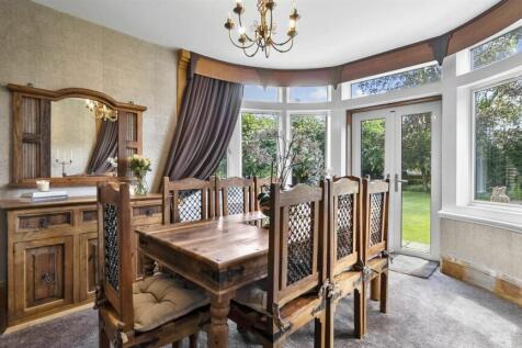 Dining room with views onto the enchanting lawn