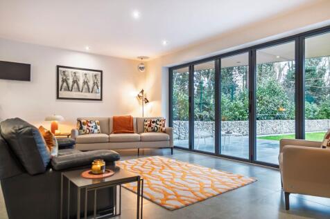 Bi-folds onto the terraced area