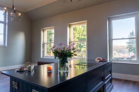 Light and bright Shaker style kitchen