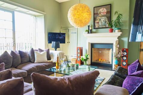 Reception 1 - A spacious room with a quintessential vista