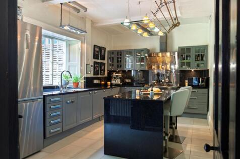 Fully equipped Kitchen with sociable island