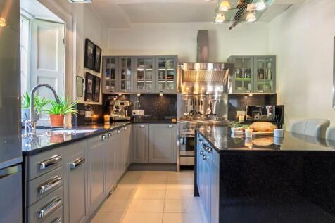 Kitchen with large island