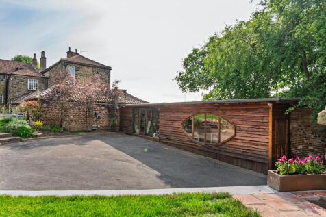 Separate bespoke workshop with power and lighting