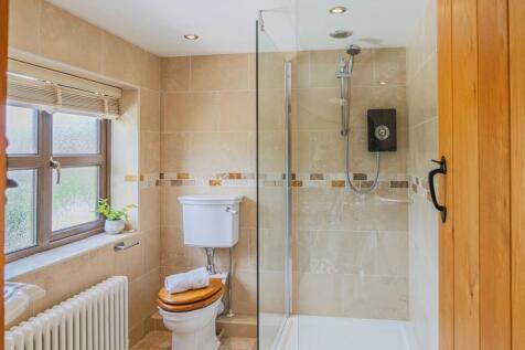 Principle Bedroom en-suite with shower