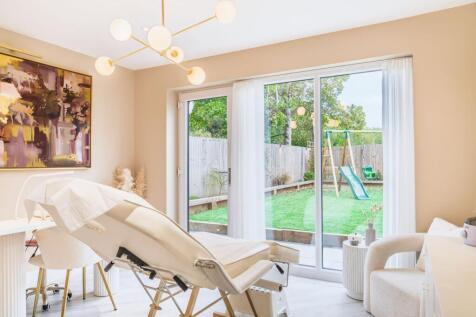 Ground floor bedroom/salon