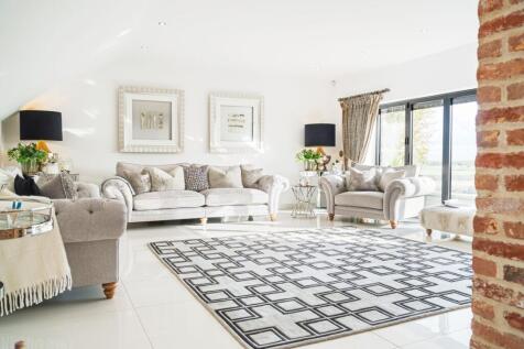 Light and bright lounge with bi-fold doors opening in two directions