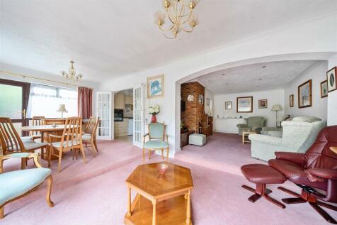 Living Room/Dining Room: