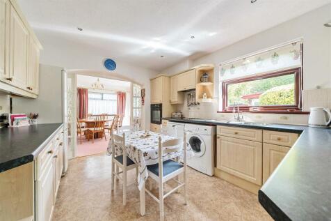 Kitchen/Breakfast Room: