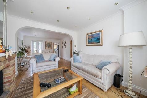 Lounge/Dining Room: