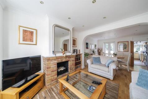 Lounge/Dining Room:
