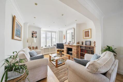Lounge/Dining Room:
