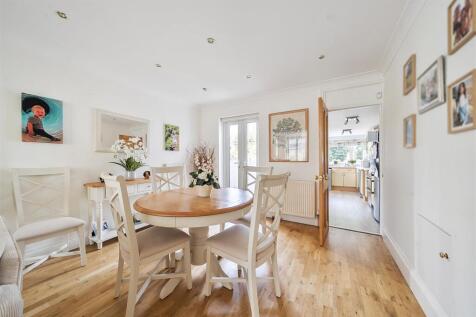 Lounge/Dining Room: