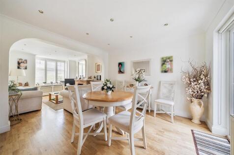 Lounge/Dining Room: