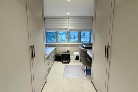 En Suite Dressing Room: