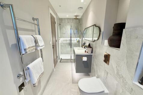 En Suite Shower Room: