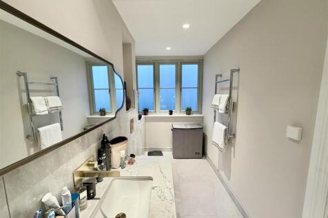 En Suite Shower Room: