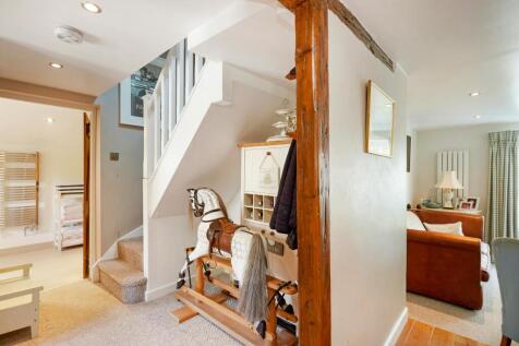Entrance Hall / Stairs