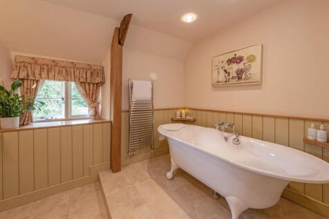 VIctorian Main Bathroom.jpg