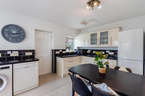 A10 - Pine Lodge Copythorne Road Brixham - 250609.