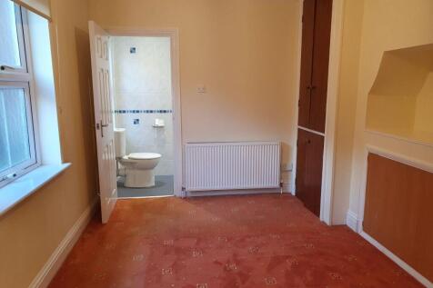 Bedroom to shower room.jpg