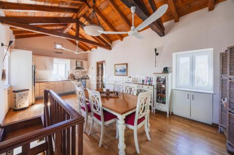 Dining room to kitchen