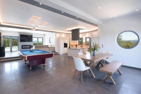 Kitchen/dining/pool table