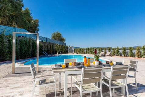 Pool and outdoor dining