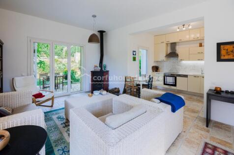 Sitting to kitchen/outdoor