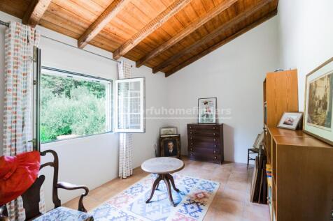 Second upstairs bedroom