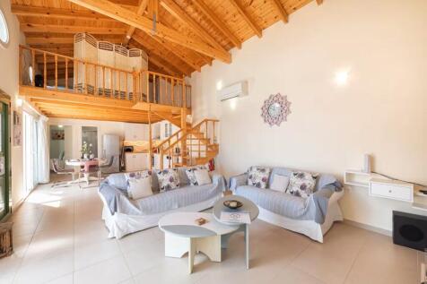 Sitting to dining/kitchen