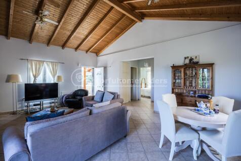 Sitting/dining to bedrooms