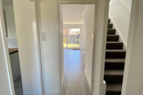 2. 5 Keats Rd - Hallway.jpg