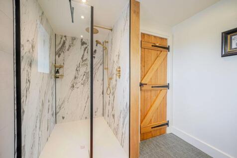 Principal bedroom en suite