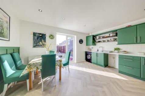 Open Plan Kitchen / Dining