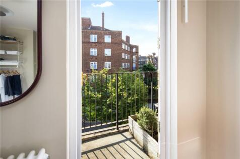 Bedroom 1/Balcony