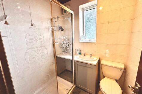 HOUSE SHOWER ROOM