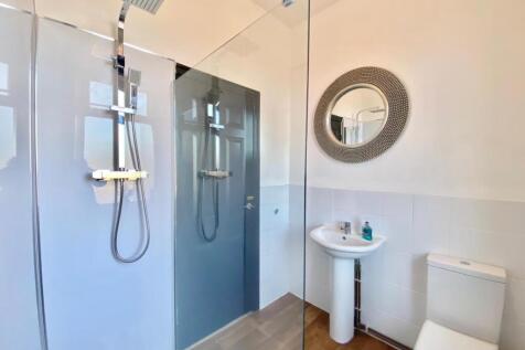 MODERN SHOWER ROOM