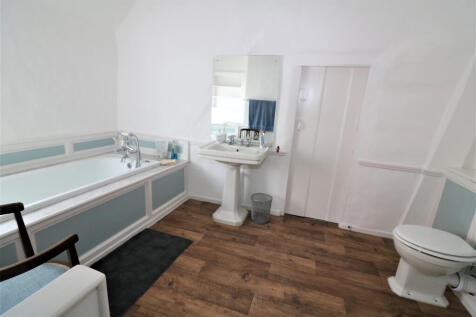 Top floor  bathroom.JPG