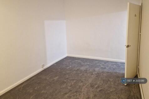 Larger Bedroom 4