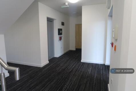 Communal Entrance Hall w/ Lift