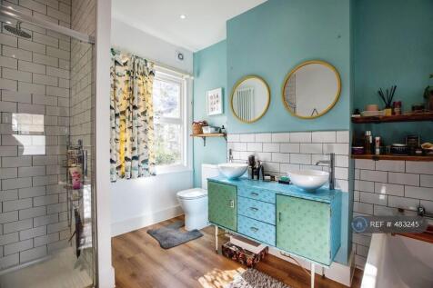 Ensuite Bathroom To Main Bedroom
