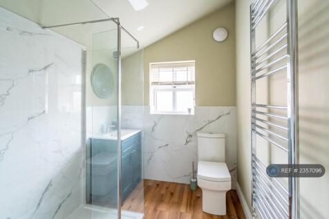 !St Floor Ensuite