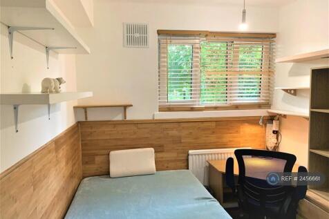 Small Double/Queen-Size Bedroom