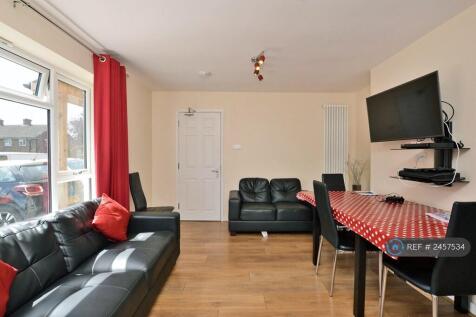 Large Living Room Great For Socialising