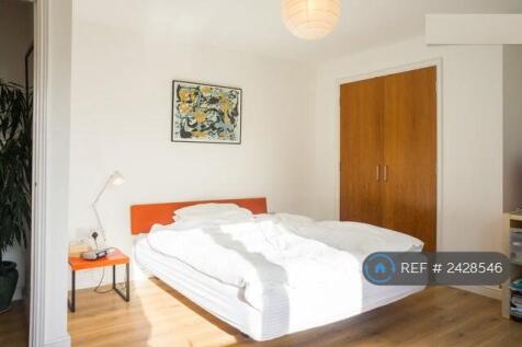 a Spacious Dbl Bedroom With a Built-In Wardrobe. 
