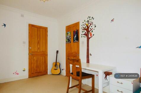 Middle Bedroom